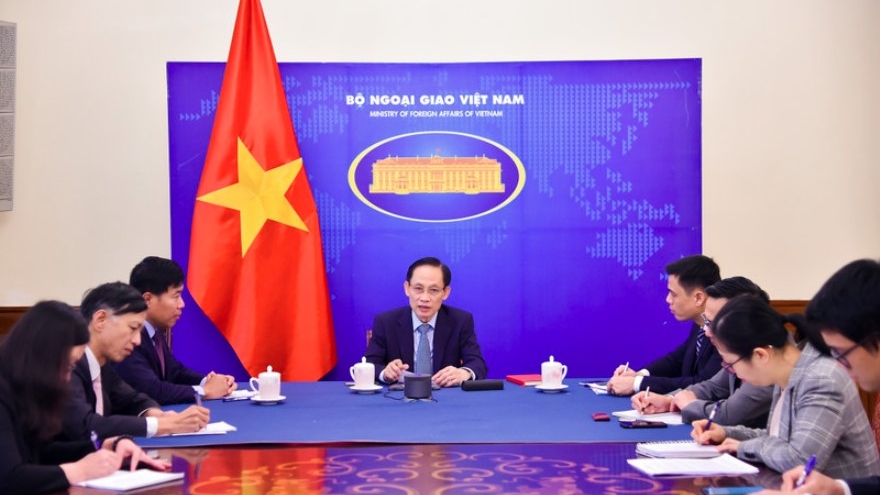 Vietnamese, Philippine foreign ministers hold phone talks